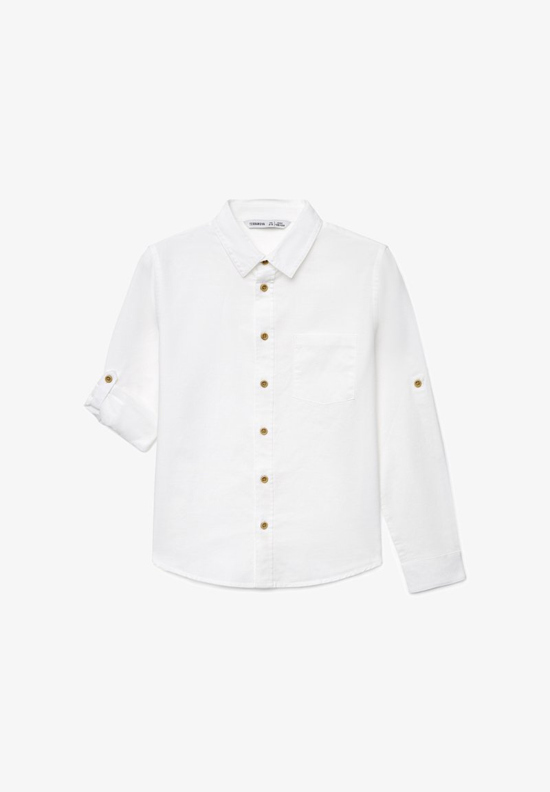 Camicia bianca a maniche lunghe in cotone, con colletto a punta, taschino frontale e bottoni marroni lungo la patta e sulle maniche arrotolate.