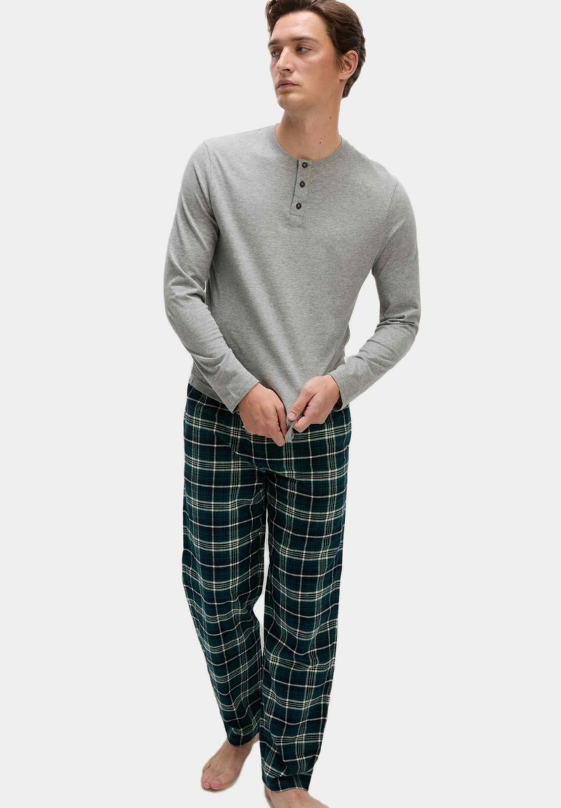 Šedé dlouhé rukávy henley tričko s knoflíkovými detaily spárované s zelenými kostkovanými pyžamovými kalhotami. Měkká tkanina a volný střih pro pohodlí.