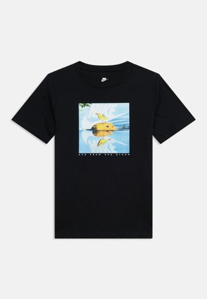 Schwarzes Nike-T-Shirt mit einer Grafik eines im Wasser schwimmenden Bibers und einem gelben Vogel auf seinem Kopf, inklusive dem Text „one team one dream.“