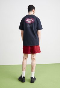 Nike Sportswear CLUB FLOW - Shorts - team red white