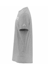 T-shirt grigio a maniche corte realizzato in morbido cotone. Presenta un collo a giro e loghi stampati in bianco sul davanti e sulla manica sinistra.