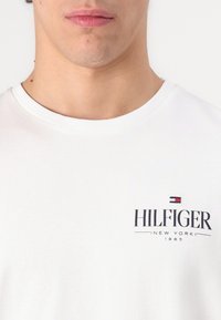 Tommy Hilfiger STACK TEE UNISEX - T-shirt con stampa - white