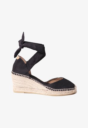 Juodas drobės wedge espadrilas su rišamu kulkšnies dirželiu, jūrinio virvės apviniu dengta platforma ir atvira nosimi.