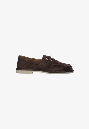 Bruine suède bootsschoenen met een ronde neus, twee oogjes voor veters en een beige rubberen zool. Heeft contrasterende stiksels.
