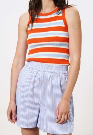 Gestreifter Tanktop in Orange, Blau und Creme; gerippte Textur. Kombiniert mit hellblauen und weißen gestreiften Shorts, die einen elastischen Bund und Knöpfe haben.