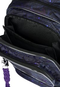 Zaino realizzato in tessuto nero con intricati motivi viola, multiple tasche e un interno testurizzato. Include una zip con cordino viola.