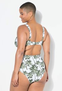 Högmidjad bikini-set med grönt palmmönster på vit bakgrund, justerbara remmar och ett uttag på baksidan.