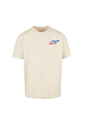 Lichtbeige katoenen t-shirt met een ronde hals, korte mouwen en een meerkleurig grafisch logo in blauw en rood op de linkerborst.