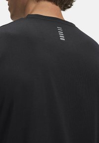 Under Armour LAUNCH CAMO - Sports T-shirt - black (002)