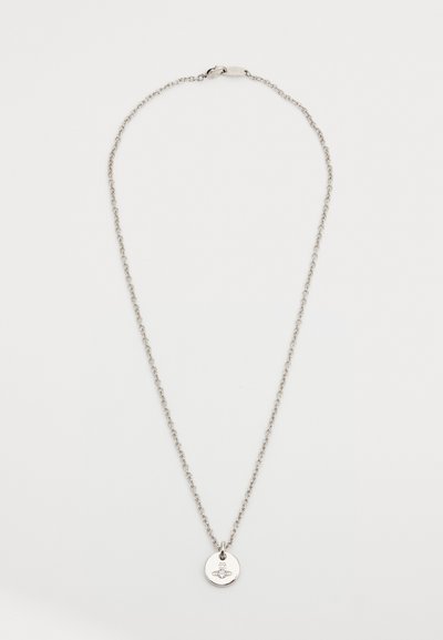 Collier en chaîne en argent avec un pendentif circulaire au design minimal et des détails gravés. La chaîne est composée de petits maillons ovales entrelacés.