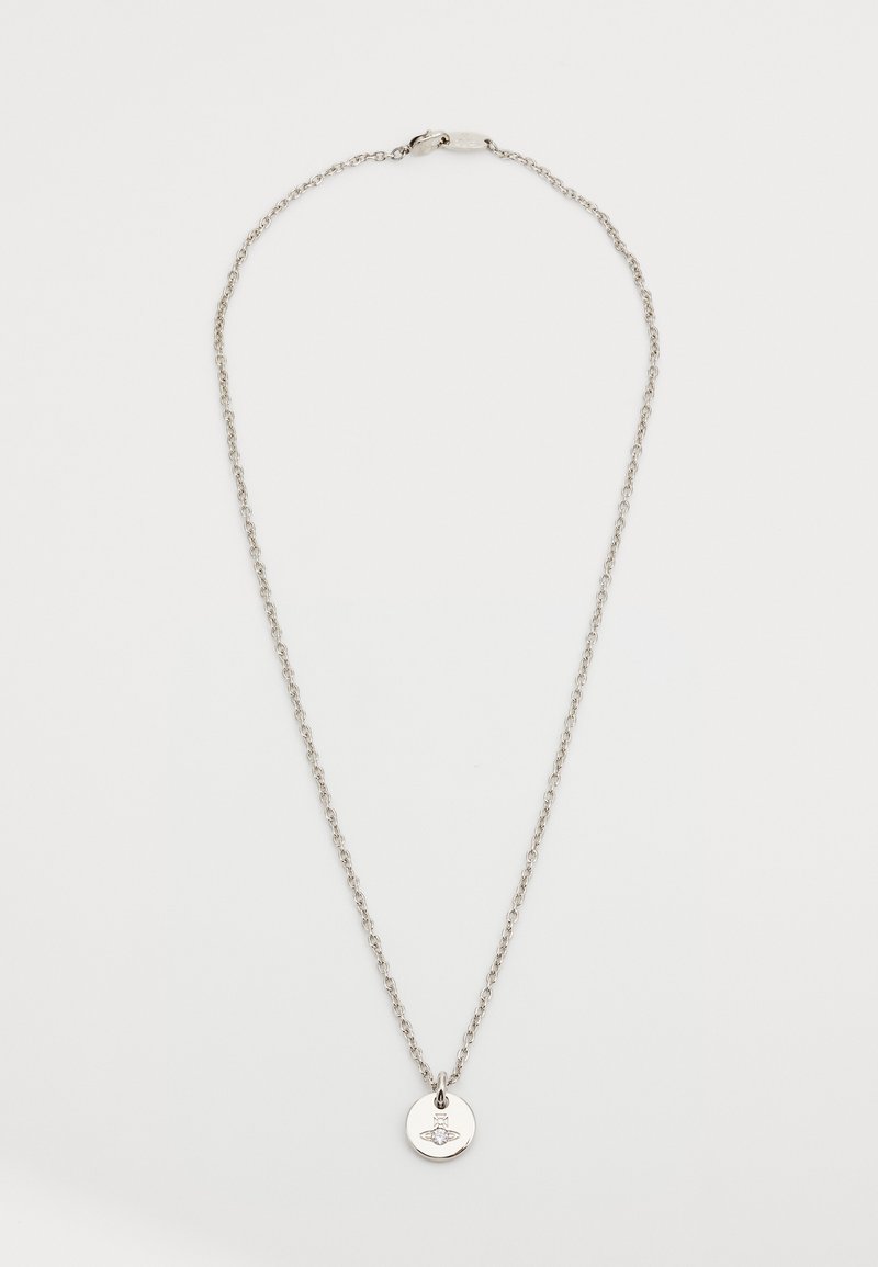 Collar de corrente de prata com um pêndulo circular de design minimalista e detalhe gravado. A corrente é composta por pequenos elos ovais interligados.