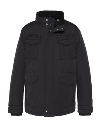 Czarna męska kurtka zimowa z wysokim kołnierzem, przednim zamkiem błyskawicznym i napami, czterema kieszeniami z klapką i zamkiem oraz regulowanymi mankietami.