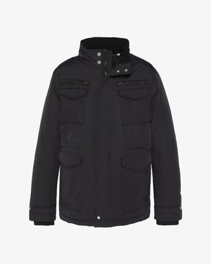 Czarna męska kurtka zimowa z wysokim kołnierzem, przednim zamkiem błyskawicznym i napami, czterema kieszeniami z klapką i zamkiem oraz regulowanymi mankietami.