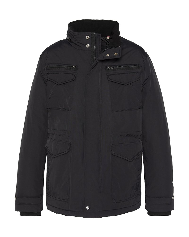 Czarna męska kurtka zimowa z wysokim kołnierzem, przednim zamkiem błyskawicznym i napami, czterema kieszeniami z klapką i zamkiem oraz regulowanymi mankietami.