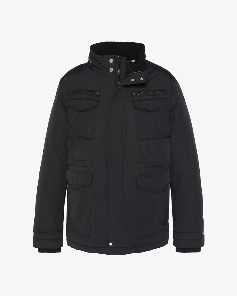 Czarna męska kurtka zimowa z wysokim kołnierzem, przednim zamkiem błyskawicznym i napami, czterema kieszeniami z klapką i zamkiem oraz regulowanymi mankietami.