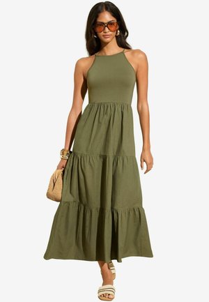 Olivi vihreä maksimekko, jossa on istuva bodice ja kerroksellinen hame. Valmistettu pehmeästä kankaasta, jossa on halterneck-olkaiminen ja virtaava muotoilu.