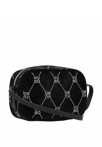 Bolso bandolera de ante negro con un patrón de diamantes creado por tachuelas plateadas, que cuenta con un cierre de cremallera y una correa plana ajustable.