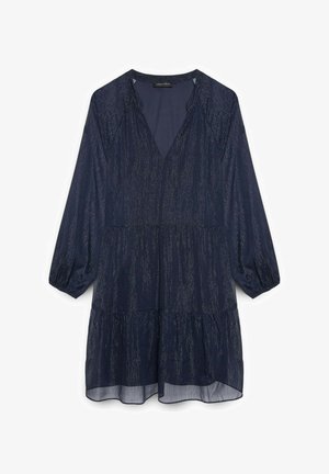 Marineblauwe jurk met een V-hals, lange pofmouwen en een gelaagde zoom. Gemaakt van een gestructureerde stof met metallic garen accenten.
