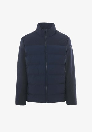 Giacca imbottita blu navy con cerniera frontale completa, colletto alto, maniche lunghe e piccolo patch con logo sul braccio sinistro superiore.