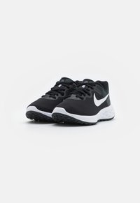 Par de zapatillas de running negras de Nike con suelas blancas y logo del swoosh, vista frontal en ángulo sobre fondo blanco liso.
