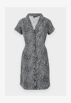 Rövid ujjú fekete-fehér absztrakt mintás ingruha gallérral és alakra szabott derékrésszel.