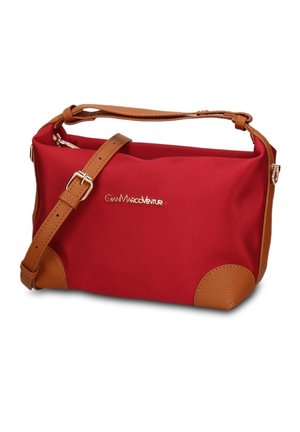 Sac d'épaule en tissu rouge avec des anses et des détails en cuir marron, texte du logo doré "Gian Marco Venturi" sur le devant.