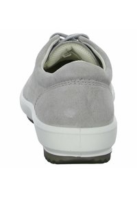 Sneakers en velours gris avec un talon arrondi, semelle en caoutchouc blanc et coutures contrastantes. Dotées d'un intérieur texturé et de lacets plats.
