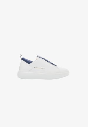Sneaker bianca in pelle con accento blu navy sul tallone, caratterizzata da un marchio dorato, lacci rotondi e una suola bianca spessa.