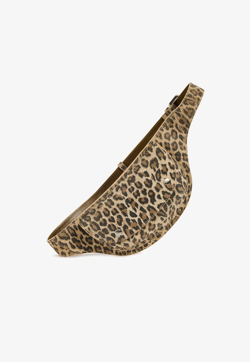 Sac bandoulière à imprimé léopard en daim doux avec un design incurvé et des poches, doté d'accents de quincaillerie argentée.