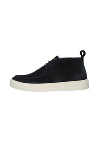Sneaker alta in suede nera con suola in gomma bianca spessa e lacci neri, vista di lato su uno sfondo bianco.