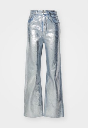 Jeans de pierna ancha plateados con un brillo metálico, que presentan una cintura alta, dos bolsillos delanteros y un cierre de cremallera. Textura suave con un acabado brillante.