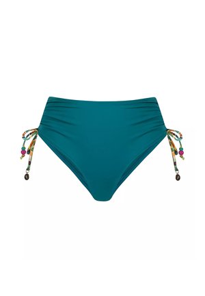 Bikini dolna w kolorze niebiesko-zielonym z wysokim stanem, z marszczeniami i regulowanymi wiązaniami po bokach. Dodatki to kolorowe koraliki i metalowe zawieszki na wiązaniach.