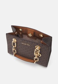 Borsa a tracolla marrone con pattern, hardware in oro, due manici con catena e una fodera interna marrone con un compartimento con zip.