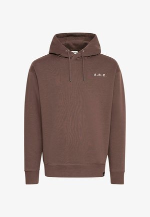 Smeđa kapuljača od mekanog materijala s prednjim džepom i natpisom "A.R.C." u bijeloj boji na lijevoj strani prsiju.