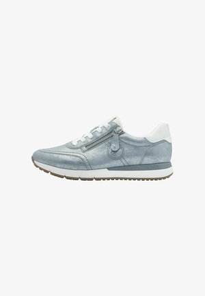Baskets métalliques bleues avec des accents blancs, présentant un devant à lacets, une fermeture éclair sur le côté, une surface texturée et une semelle blanche rembourrée.
