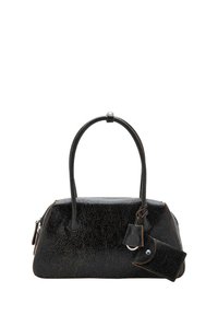 Bolso de mano de cuero texturizado negro con dos asas, pequeño bolso adjunto y cierre de cremallera, exhibido sobre un fondo blanco.