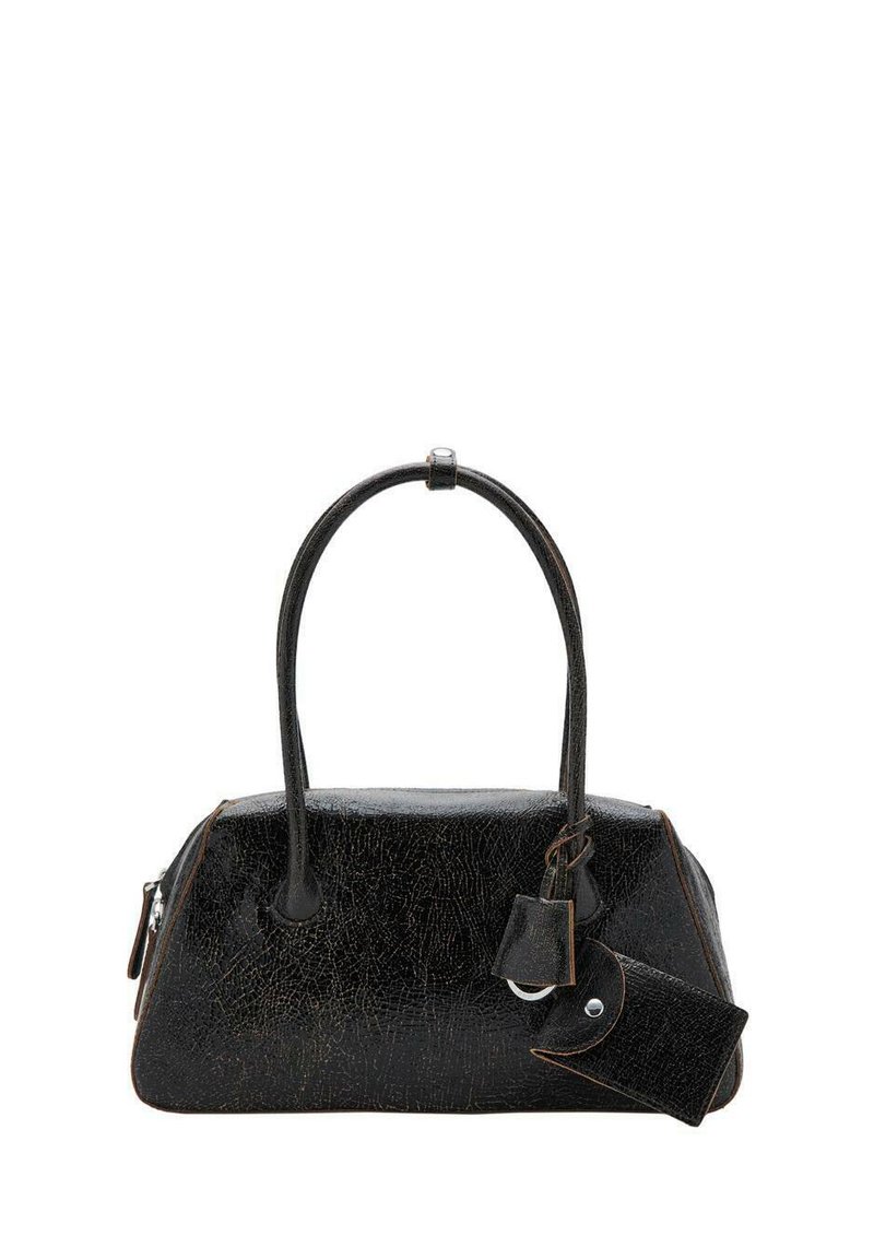 Bolso de mano de cuero texturizado negro con dos asas, pequeño bolso adjunto y cierre de cremallera, exhibido sobre un fondo blanco.