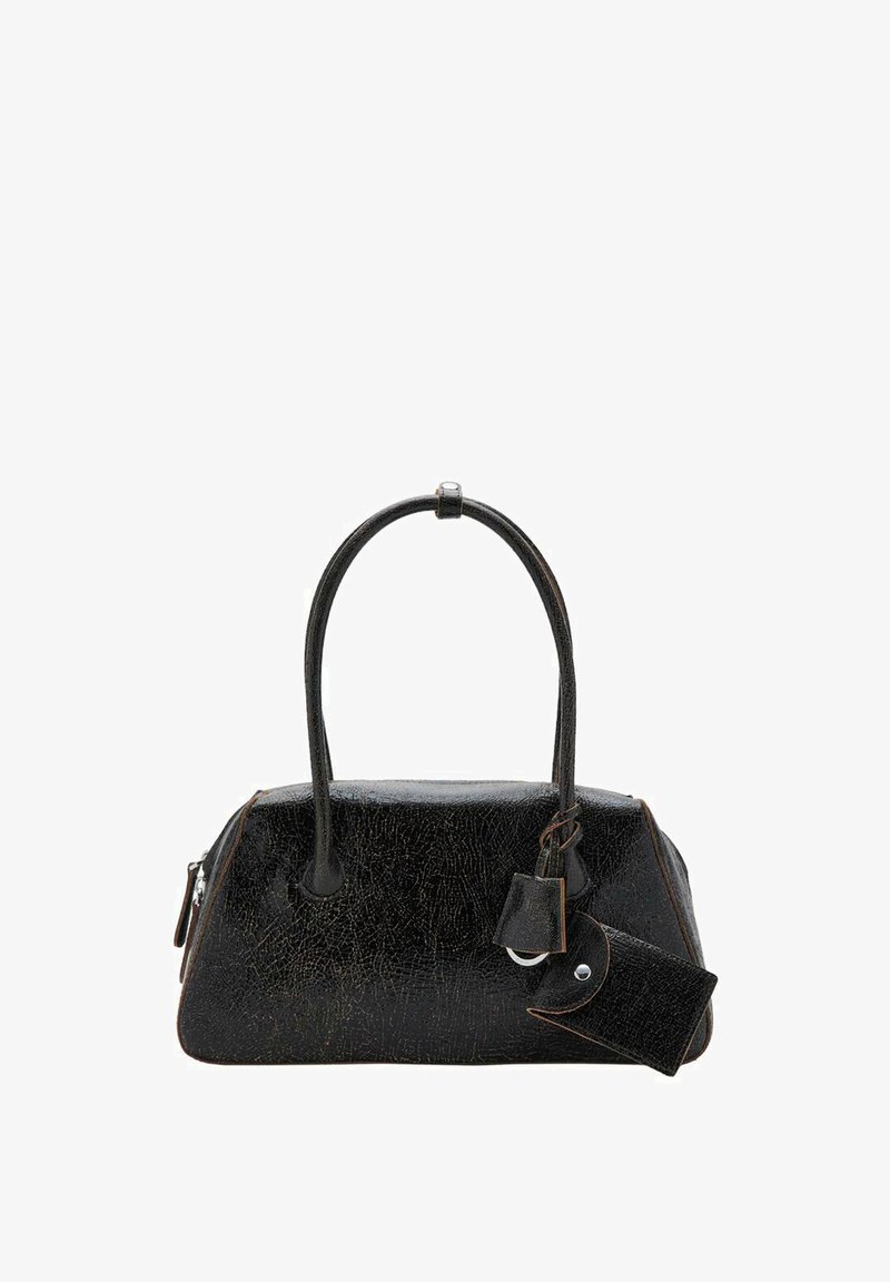 Borsa a tracolla nera in pelle texturizzata con due manici, pochette piccola attaccata e chiusura con zip, esposta su sfondo bianco.