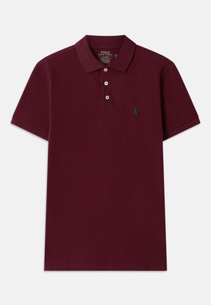 Burgundijas polo krekls no kokvilnas materiāla, ar trīs pogām, īsām piedurknēm un izšūtu zaļu logotipu uz krūtīm.