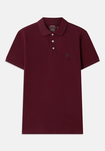 Camisola polo bordô em material de algodão, com uma pala de três botões, mangas curtas e um logo verde bordado no peito.