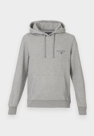 Sudadera con capucha gris hecha de una tela suave, que cuenta con un bolsillo frontal y un texto de logo "HILFIGER" con un pequeño acento de color.