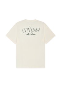 T-shirt blanc cassé à manches courtes avec "prince" en gros caractères et "Les Deux" en écriture plus petite imprimés sur le haut du dos.