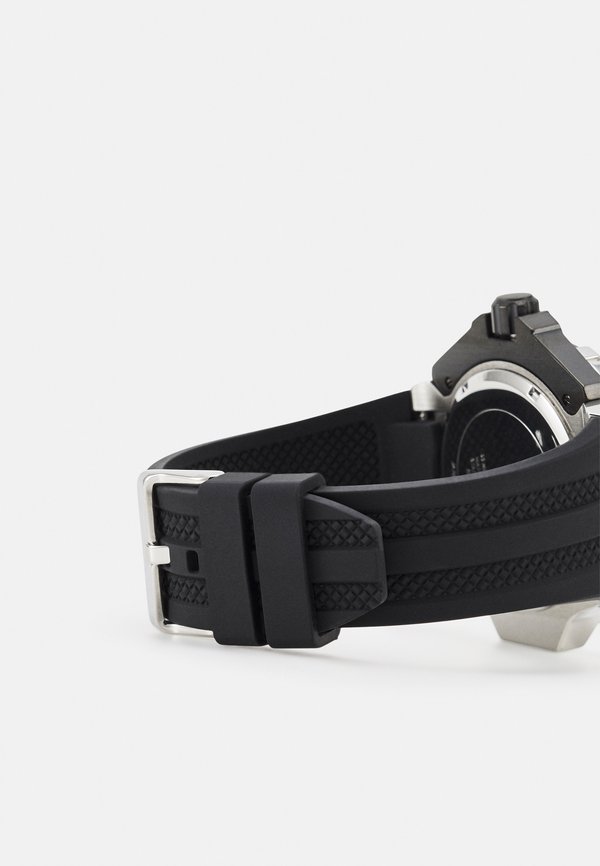 REV EXCLUSIVE - Watch4