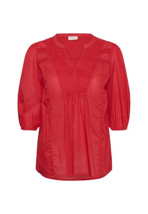 Blusa rossa, ampia, realizzata in tessuto leggero. Presenta una scollatura a V, maniche corte a sbuffo e pieghe verticali sulla parte anteriore.