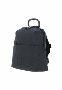 Zaino nero in tessuto testurizzato, con chiusura con zip, tasca frontale e maniglia superiore per un facile trasporto. Spallacci regolabili sul retro.