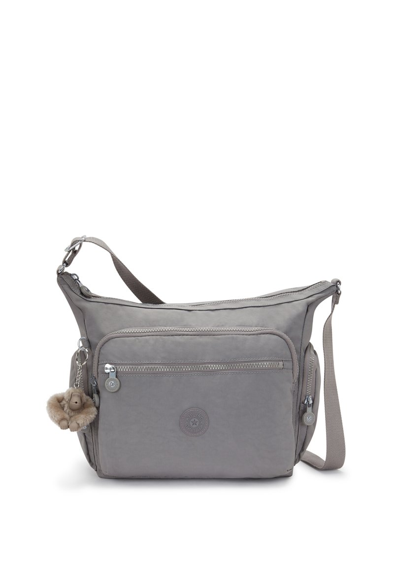 Grau Stoff Schultertasche mit einer Reißverschlussfronttasche, verstellbarem Gurt und einem flauschigen Charm-Schlüsselanhänger. Ikonisches Logo geprägt auf der Vorderseite.