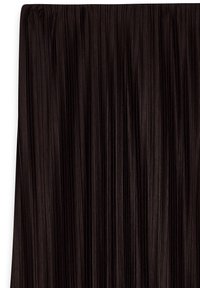 Tummanruskea valutettu kangas, jossa on pystysuorat viivat, valmistettu sileästä ja teksturoidusta materiaalista, joka esittelee tasaisen kuvion pinnalla.