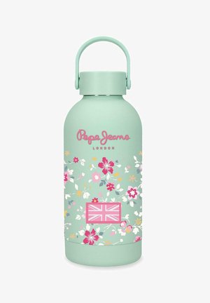 Botella de agua verde claro con patrón floral en rosa y blanco, logo de "Pepe Jeans London" y una bandera Union Jack rosa, con asa superior.