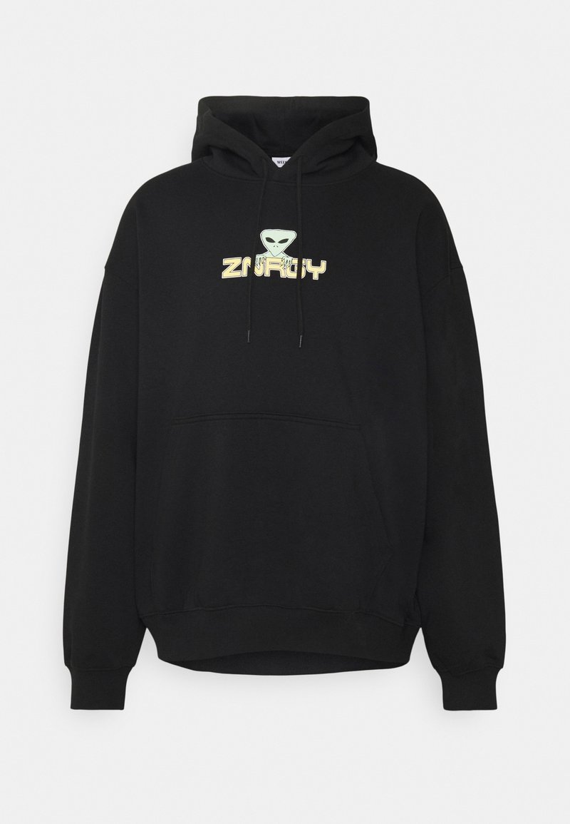 Sweat à capuche noir avec poche avant, cordon de serrage sur la capuche et un motif représentant une tête d’extraterrestre verte au-dessus d’un texte jaune stylisé sur la poitrine.