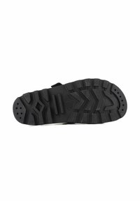 Semelle de sandailles en caoutchouc noir avec un motif texturé présentant des motifs angulaires, des trous de drainage et un détail de logo en relief.